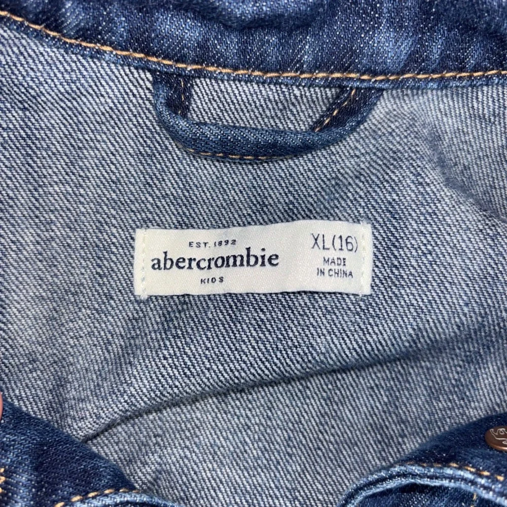 Abercrombie Kids Distressed Denim Jacket Blue Geometric Pattern XL 16 Trucker